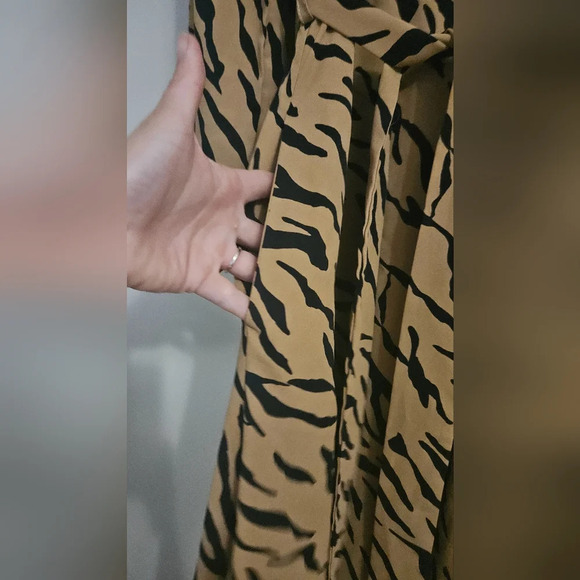ENTRO Camel Animal Stripe ButtonDown Collared Midi Dress. Size small - Picture 14 of 16